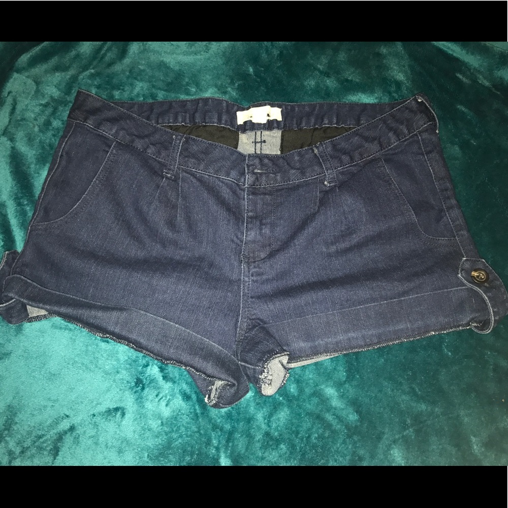 DENIM PLEATED SHORTS